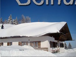 Deindlalm im Winter mit Schneedach