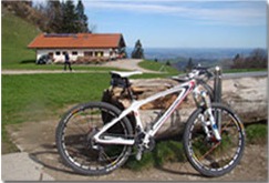 Mountainbike vor der Alm