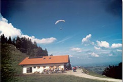 Deindlalm mit Paragleiter am Himmel
