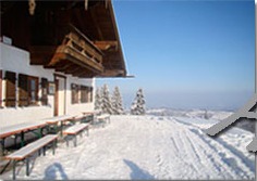 Verschneite Terrasse mit Weitblick